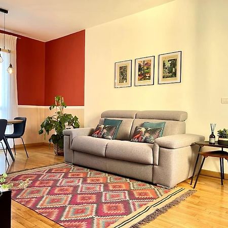Appartamento Moderno In Tenuta Melloni アンツォーラ・デッレミーリア エクステリア 写真