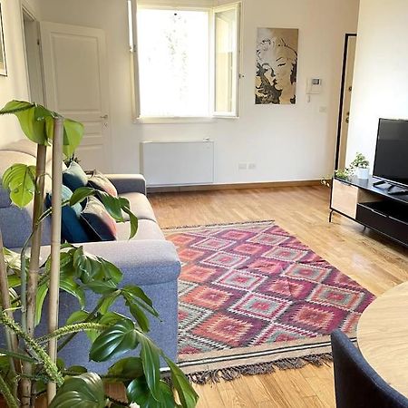 Appartamento Moderno In Tenuta Melloni アンツォーラ・デッレミーリア エクステリア 写真