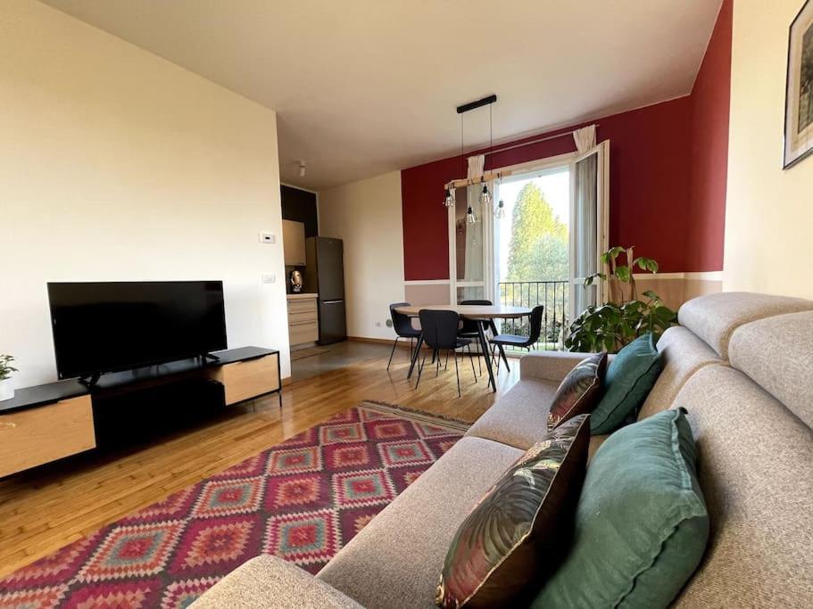 Appartamento Moderno In Tenuta Melloni アンツォーラ・デッレミーリア エクステリア 写真