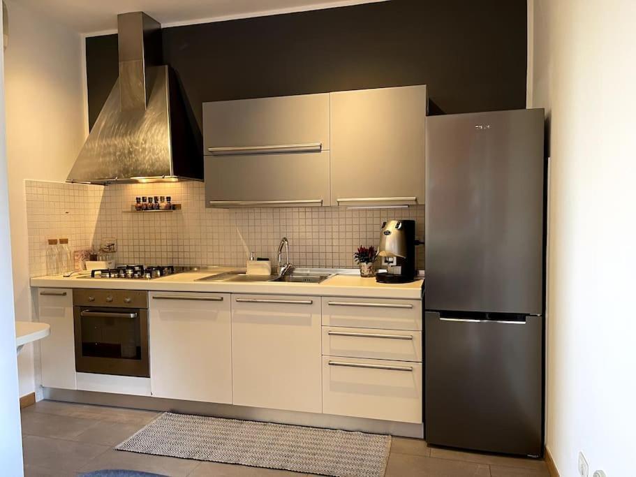 Appartamento Moderno In Tenuta Melloni アンツォーラ・デッレミーリア エクステリア 写真