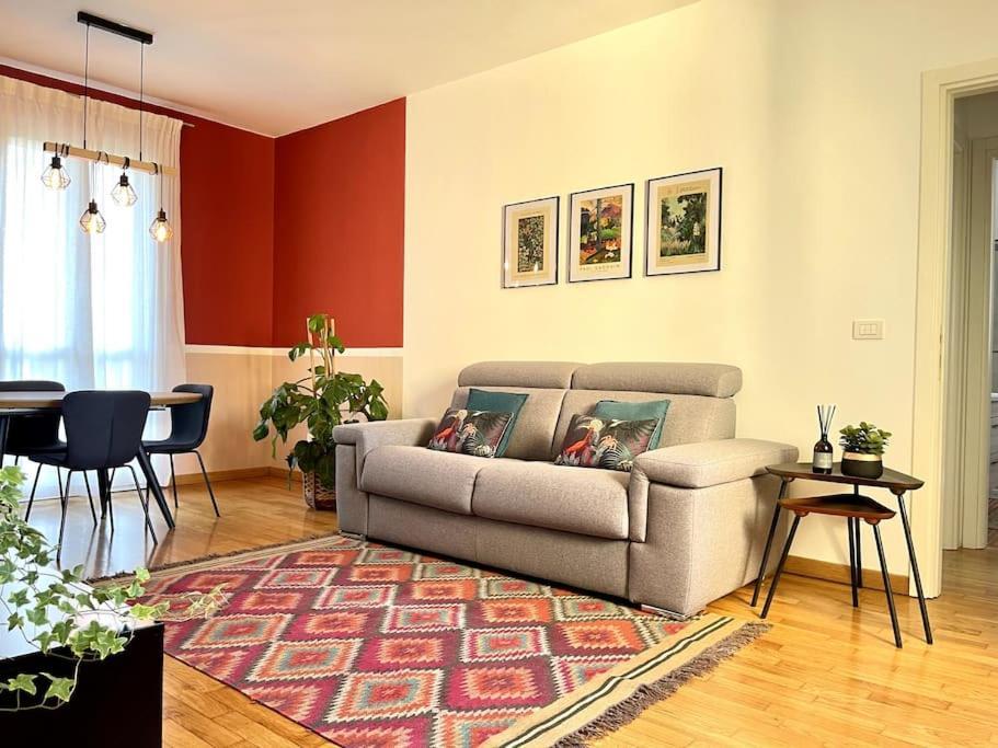 Appartamento Moderno In Tenuta Melloni アンツォーラ・デッレミーリア エクステリア 写真
