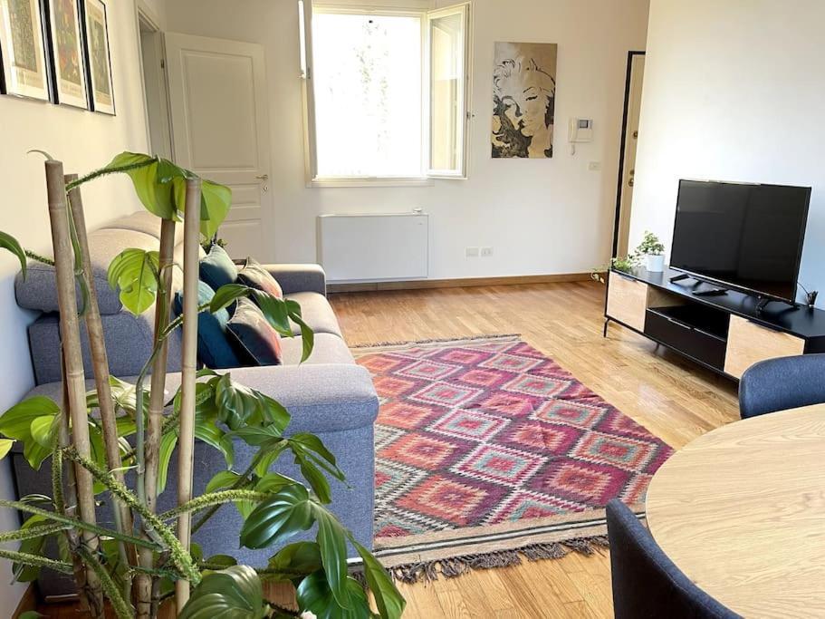Appartamento Moderno In Tenuta Melloni アンツォーラ・デッレミーリア エクステリア 写真