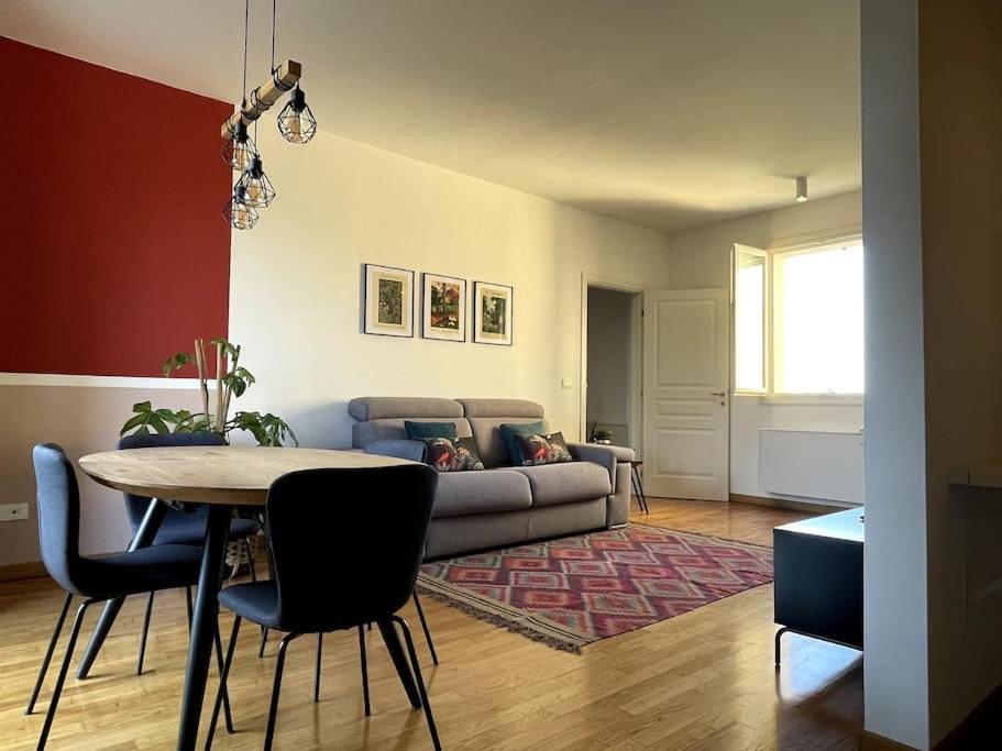 Appartamento Moderno In Tenuta Melloni アンツォーラ・デッレミーリア エクステリア 写真